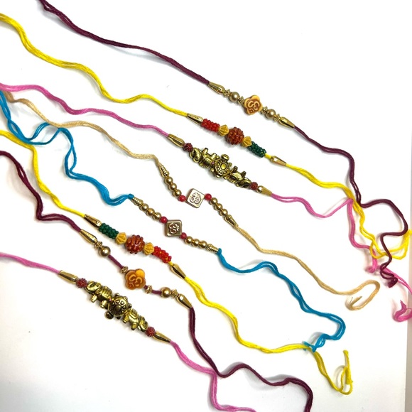 8 Pcs Set bracelets Traditional Design Rakhi - Picture 4 of 4